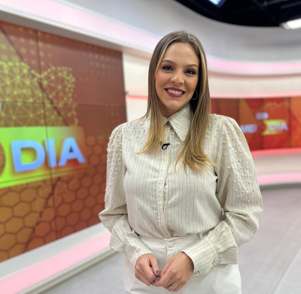 Camisa em linho com bordado manual em pérolas