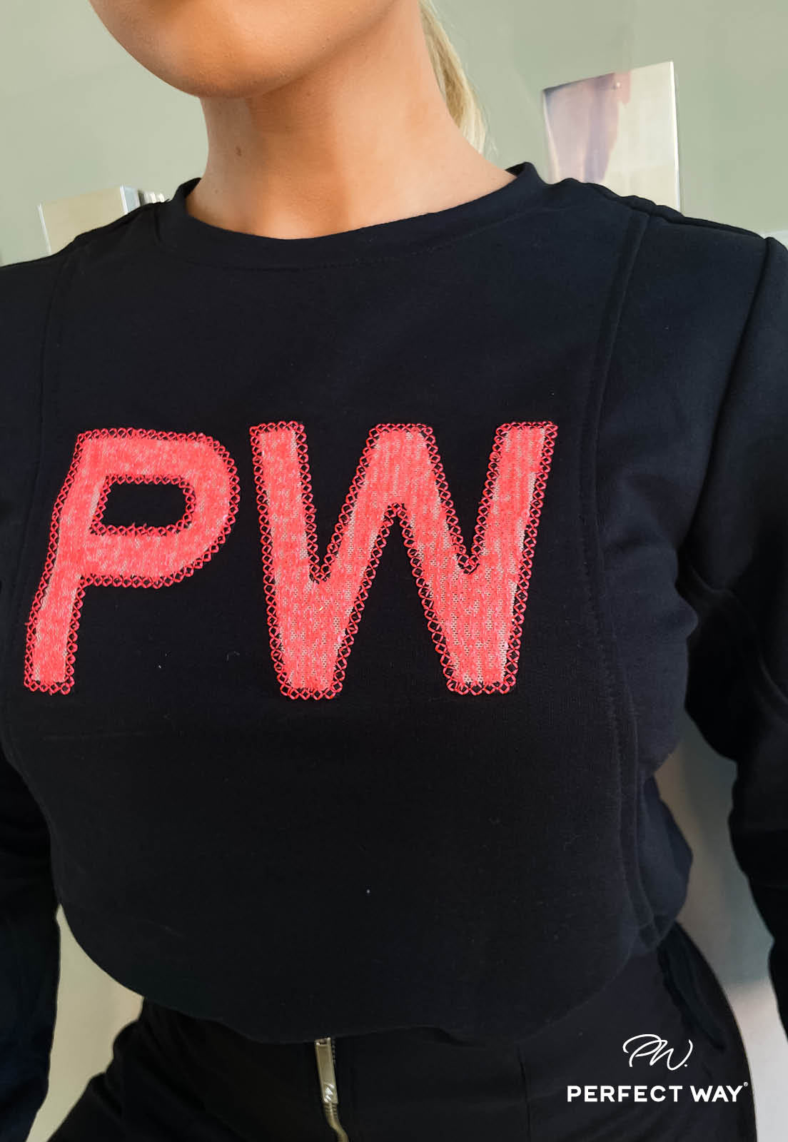 BLUSA CROPPED MOLETON RECORTES BORDADO INDUST
PRETO C/ LARANJA NEON PERFECT WAY