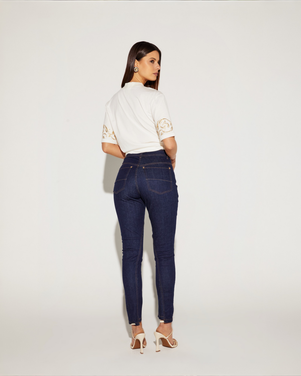 T-SHIRT FEMININA ALONGADA SILK MANGAS ONCA PRETA