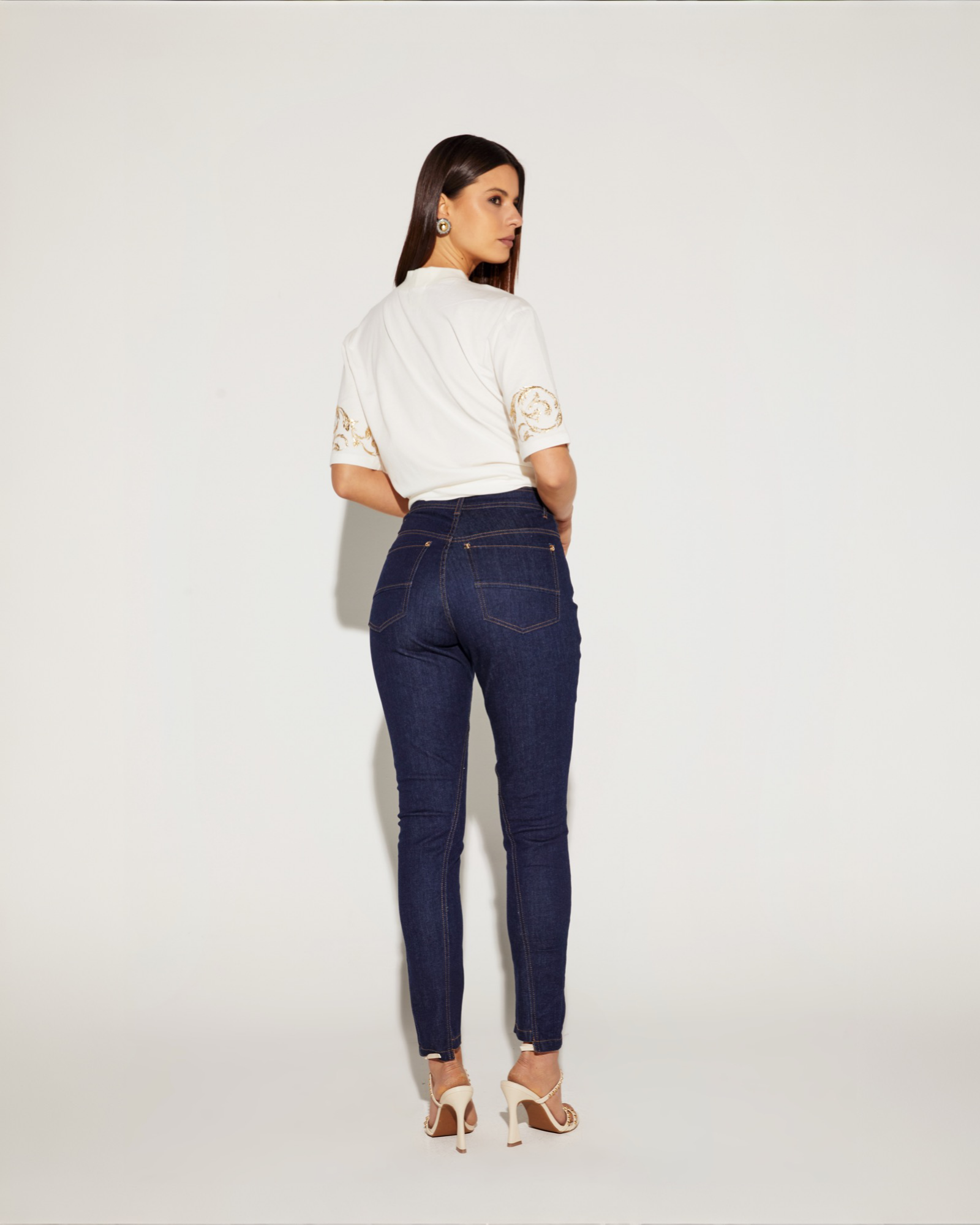 T-SHIRT FEMININA ALONGADA SILK MANGAS ONCA PRETA