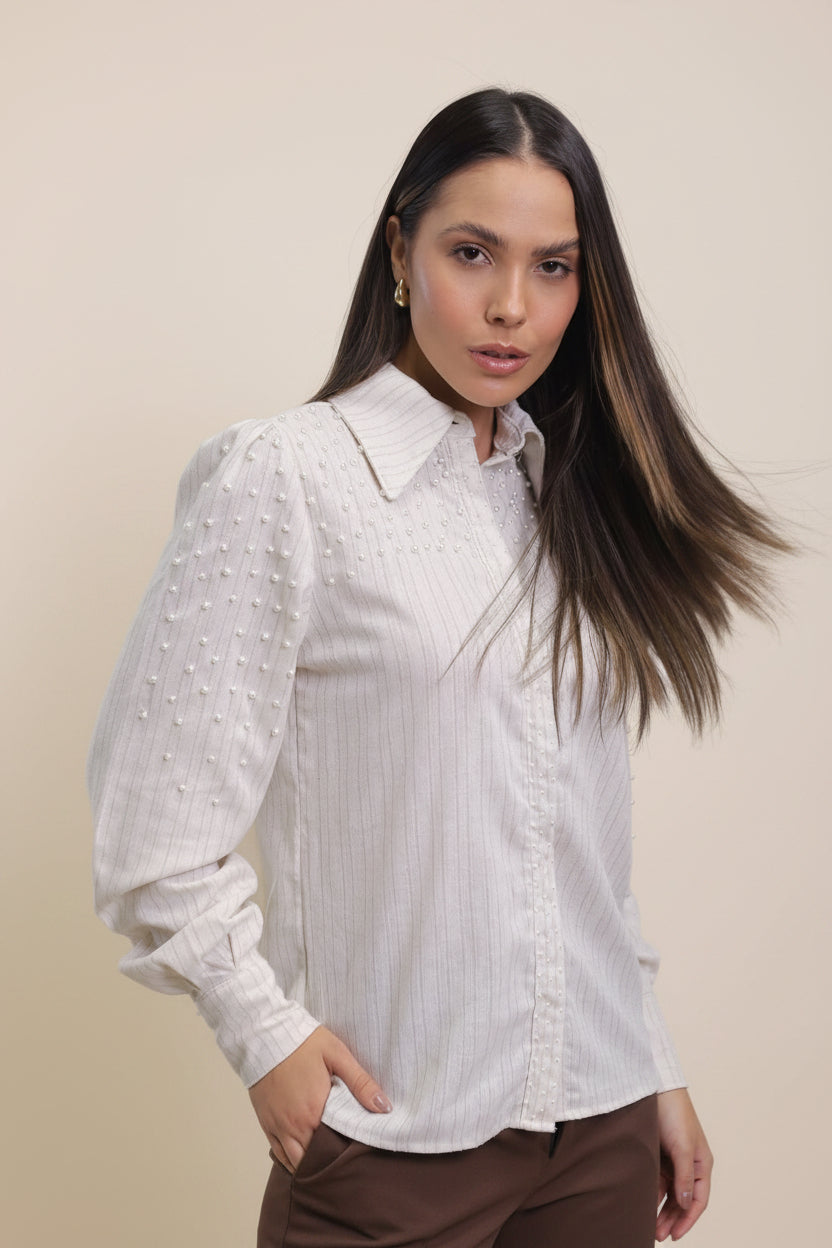 Camisa em linho com bordado manual em pérolas