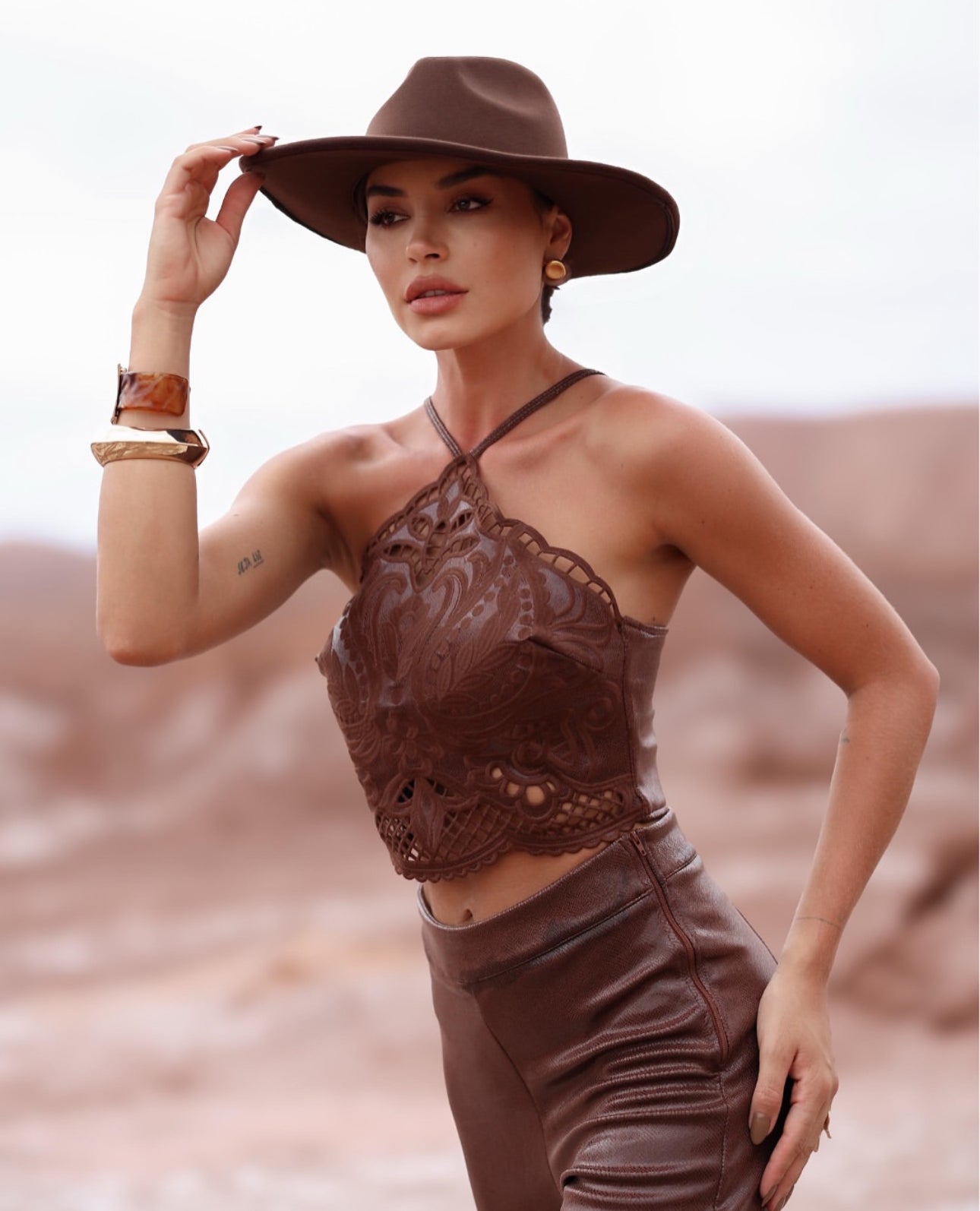 CONJUNTO FEMININO CROPPED + CALÇA FLARE COM BORDADO INDUSTRIAL