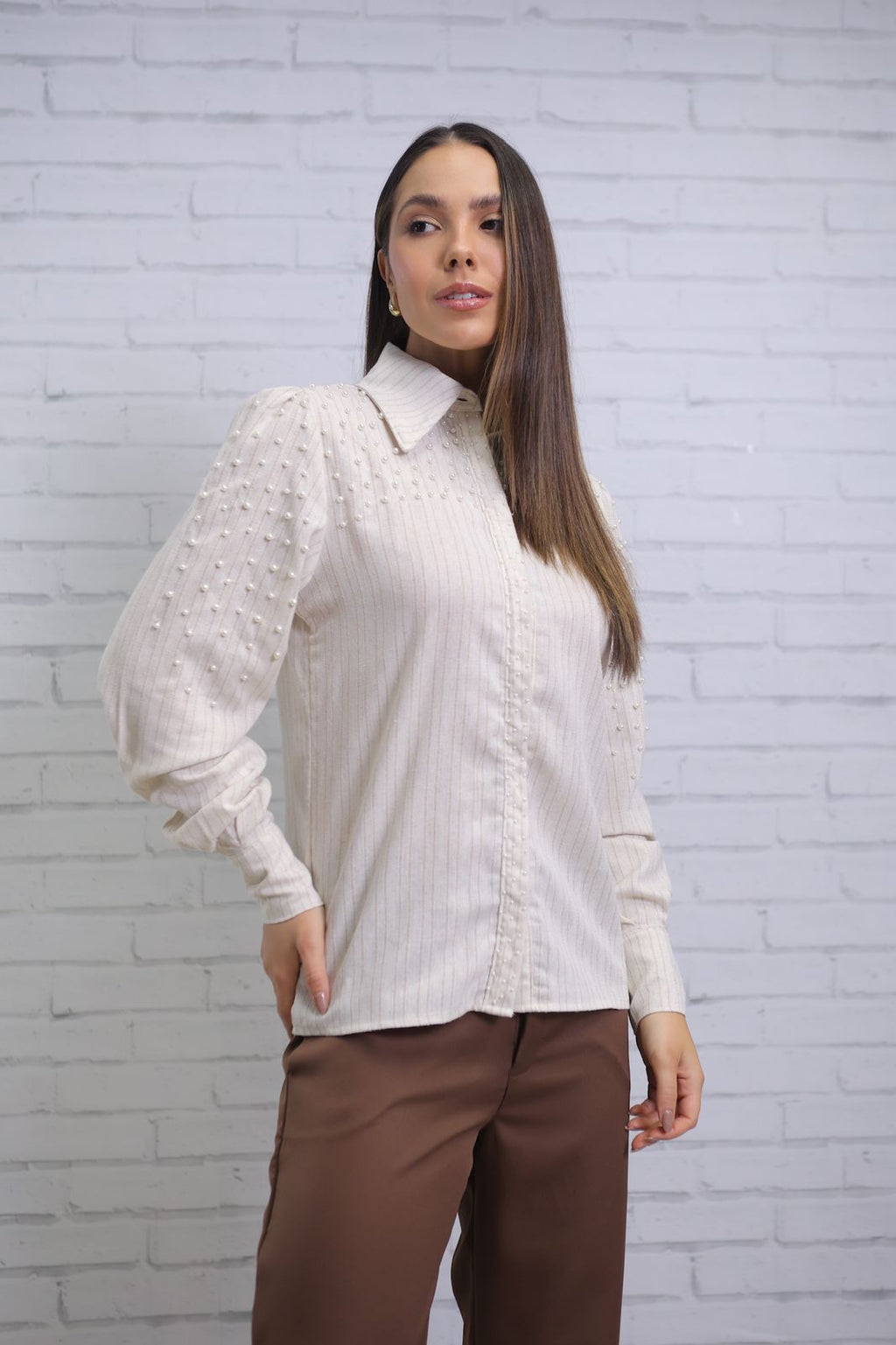 Camisa em linho com bordado manual em pérolas