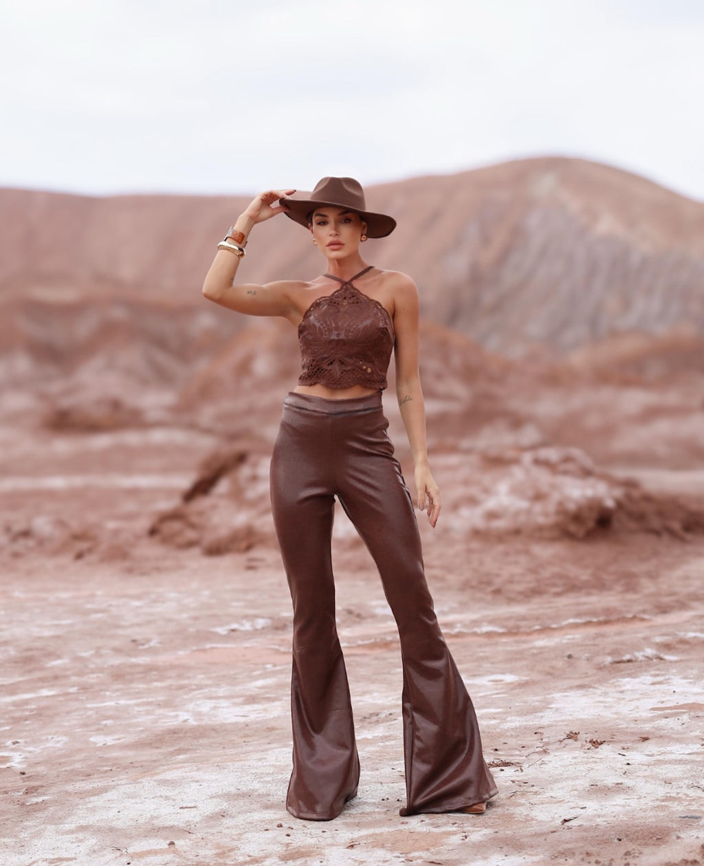 CONJUNTO FEMININO CROPPED + CALÇA FLARE COM BORDADO INDUSTRIAL