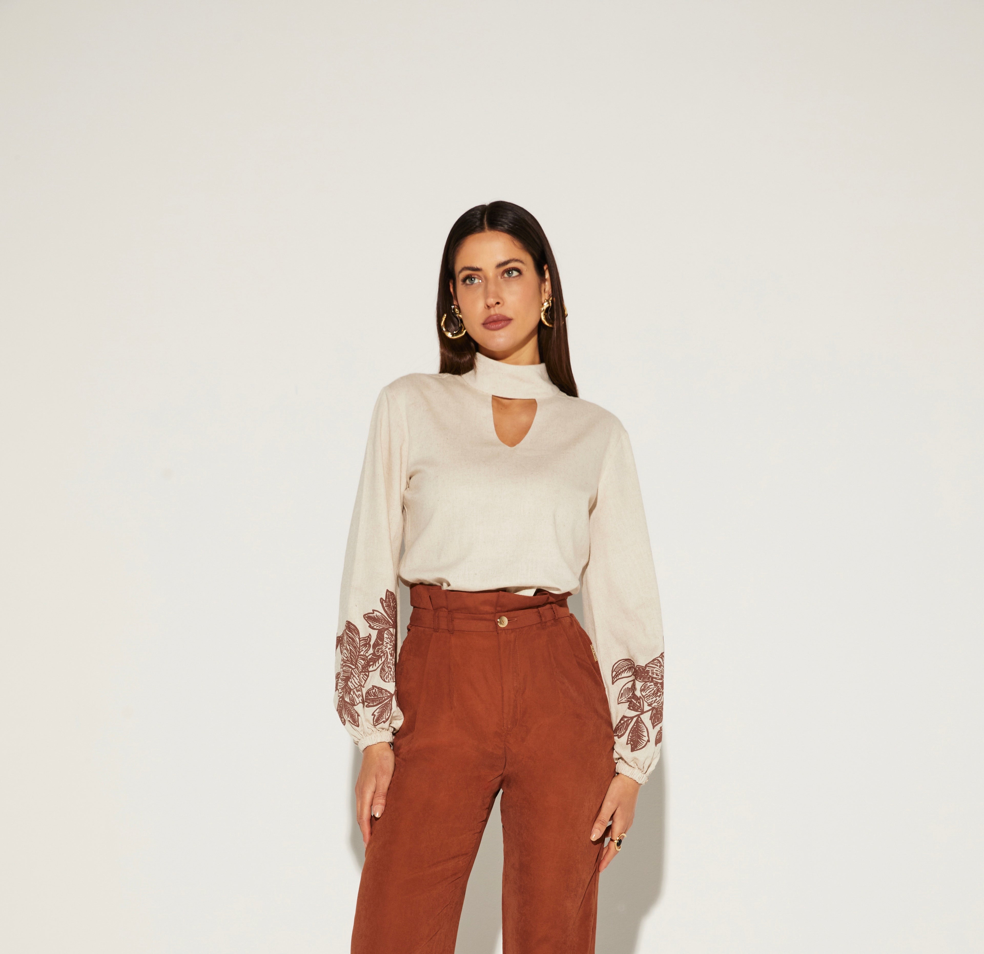 BLUSA FEMININA GOLA ALTA MANGA PUFF ONÇA PRETA