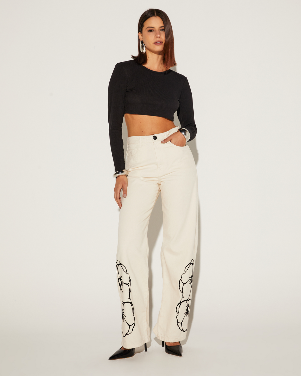 CALÇA FEMININA WIDELEG APLICAÇÃO JEANS ONÇA PRETA