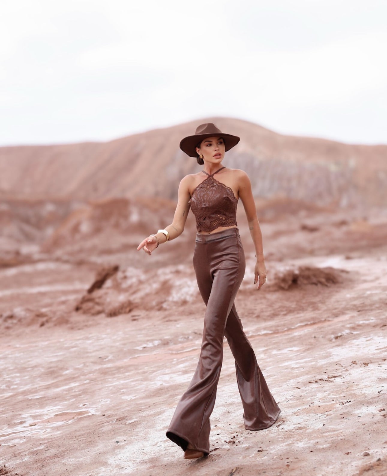 CONJUNTO FEMININO CROPPED + CALÇA FLARE COM BORDADO INDUSTRIAL