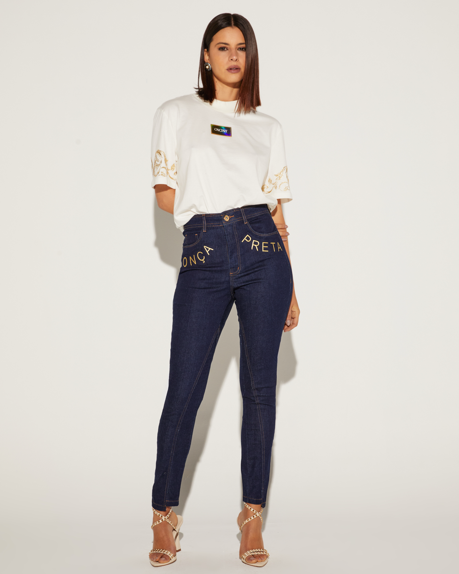T-SHIRT FEMININA ALONGADA SILK MANGAS ONCA PRETA