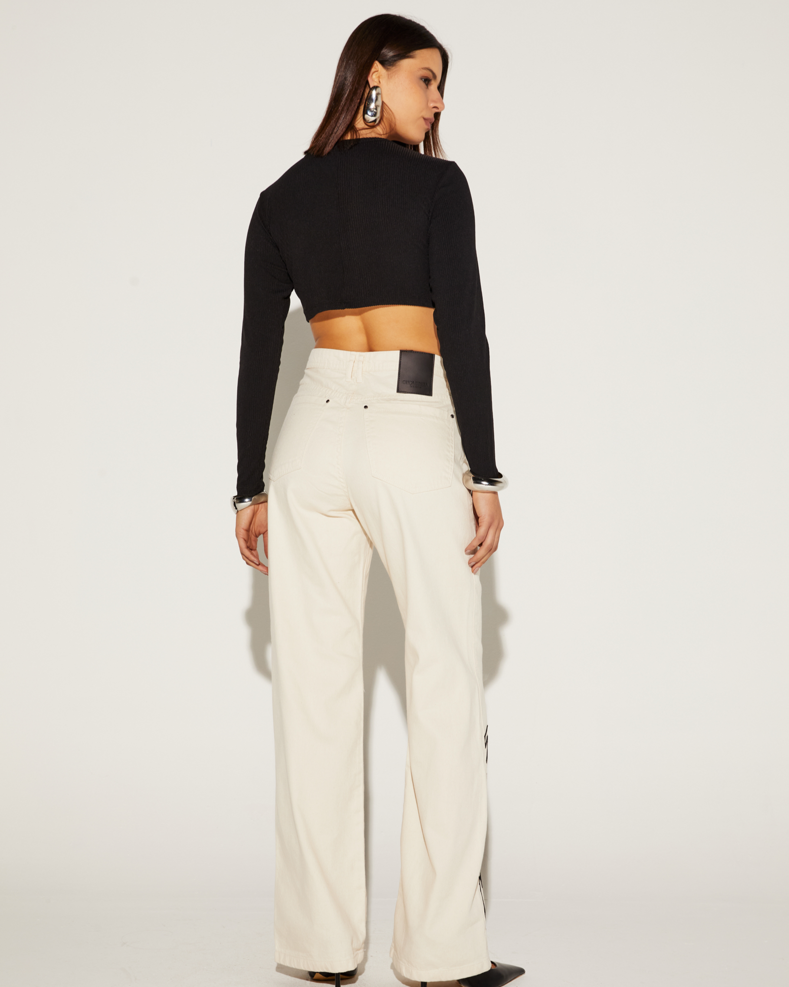 CALÇA FEMININA WIDELEG APLICAÇÃO JEANS ONÇA PRETA
